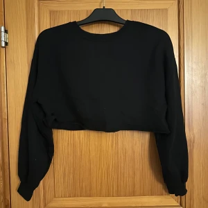 Tröja, klänning, linne - Många  olika klädesplagg, allt i storlek S tror jag. Allt är från shein och varje plagg har kostat ca 30-60kr st.