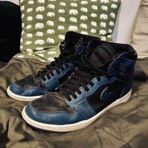 Nike Air Jordan 1 High strl 44.  - Snygga Nike Air Jordans i svart och blått med klassisk design. Jordan 1 High, Dark Marina Blue, strl 44. 