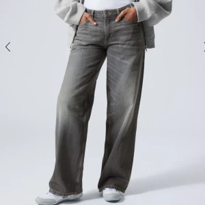 Weekday jeans  - Weekday jeans som är i modellen ample low loose jeans! W25 L30💓 Om du undrar något är det bara att fråga!