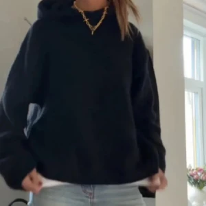 Svart stickad hoodie - Mysig svart stickad hoodie.  Tröjan har långa ärmar och en bekväm huva. Helt ny och aldrig använd. Säljer pga att den bara blivit hängandes i garderoben 🤗💕 är storlek XS men skulle säga att den passar S och M också