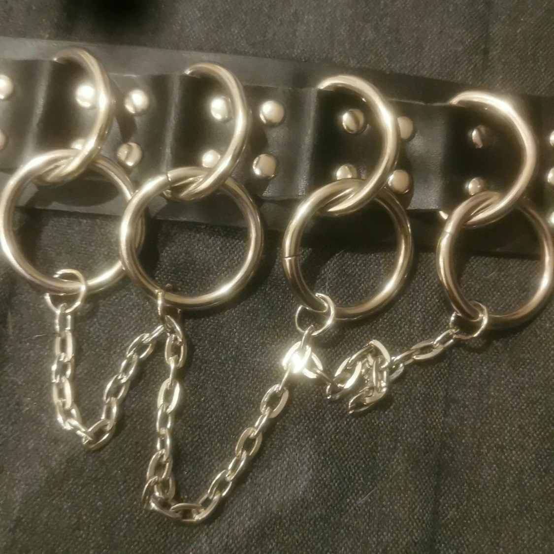 Svart halsband med kedjedetaljer - 2