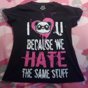 Killer panda tshirt - Ljuset blev lite konstigt, den har starkare färger irl :) 