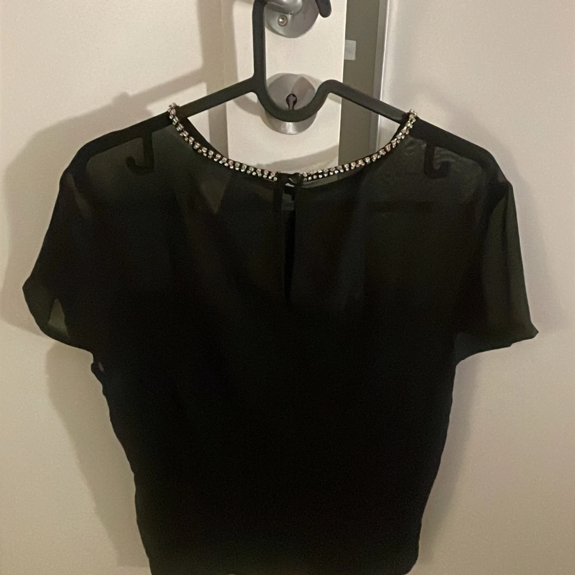 Svart blus med pärldetaljer - 2