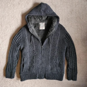 Stickad cardigan  - Säljer en stickad pälsfodrad cardigan. Väldigt bra skick och snygg design. Skriv vid minsta fundering!