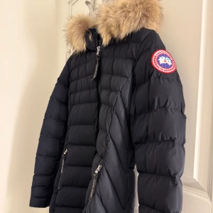 Canada Goose jacka  - Säljer min fina jacka från Canada goose då den tyvärr inte kommer till någon användning längre. Den är välskött och i jätte fint skick. 