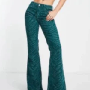 Unika jeans  - Jätte cool Manchester byxor från asos💕 knappt använda! Säljer pga att de är för korta, är 173 ish för referens!🤗 skriv  vid intresse! Pris kan diskuteras vid snabbt köp❤️