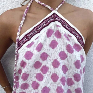 Zara topp - Snygg och somrig från Zara. Toppen har fransdetaljer längs nederkanten och knytband runt halsen.