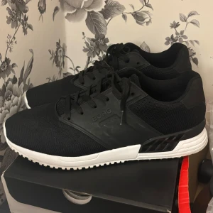 Björn Borg skor - Nog de skönaste skorna jag någonsin haft på mig. Använts ett få tal gånger. Ser nästan helt ny ut om man tvättar de.