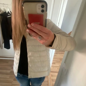 Uniqlo jacka - Jätte snygg vårjacka från uniqlo. Storlek M. Säljer då den inte användes så ofta längre. Passar perfekt nu till våren, fast pris. Skriv om de är någon fråga💞