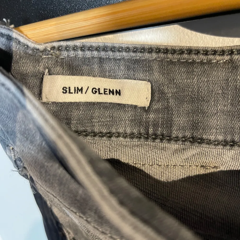 Snygga grå jeans från Jack & Jones i modellen Slim/Glenn. De har en slim passform och är tillverkade i ett bekvämt material. Perfekta för en stilren look. Pris kan diskuteras. Farkut & Housut.