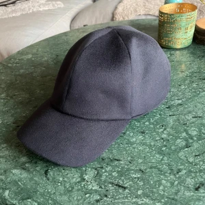 Kashmir Keps Luca Faloni - Riktigt snygg keps i kashmir från Luca Faloni i nyskick🇮🇹 Marinblå i storlek M  Dustbag i borstad bomull medföljer