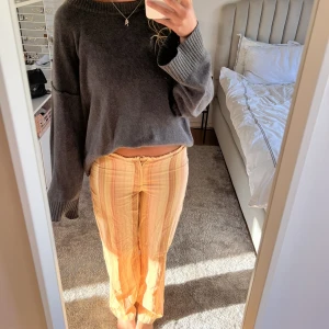 Randiga Zara byxor - Jättesnygga byxor från Zara i storlek S, väldigt eftertraktade och slutsålda! Nyskick🧡