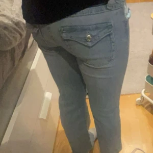 Ljusblå jeans med hål - INTRESSEKOLL på mina bootcut jeans med låg midja från Gina❤️storlek xs skulle jag säga! Skriv om ni undrar något 🥰