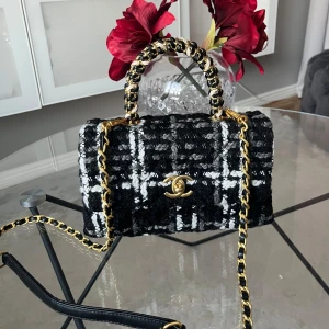 Chanel Tweed Medium Bag - Ny och oanvänd Chanel Tweed Medium Bag 💕alla tillbehör medföljer på sista bilden! Pris sänkt från 3500. Skriv gärna vid frågor!
