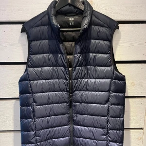 Uniqlo Väst - Säljer nu en riktigt schysst väst från Uniqlo | Storlek: M | Skick 10/10 | Skrov vid frågor eller funderingar! 