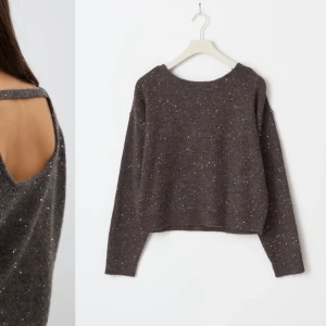 Brun glittrig tröja med öppen rygg - Snygg brun tröja med glittriga detaljer och en trendig öppen rygg. Perfekt för att ge din outfit lite extra bling. Tröjan har långa ärmar och en bekväm passform.