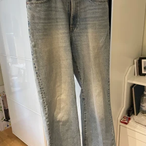 Jeans - Raka Jeans från Lindex med en lätt washout vid knänen. 