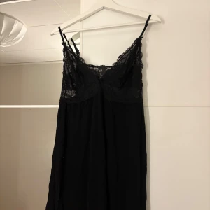 Nattlinne - Superfint nattlinne i spets. Passar även S. Hör av er vid funderingar eller om ni vill ha bilder med hur plagget sitter på mig. Titta gärna in mina andra plagg!