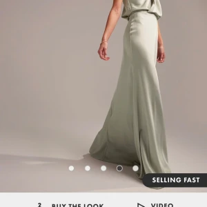 Grön långklänning - Elegant grön långklänning med draperad topp och smickrande passform. Perfekt för speciella tillfällen med sin stilrena design och mjuka material. Aldrig använd bara provad! Nypris 1500kr