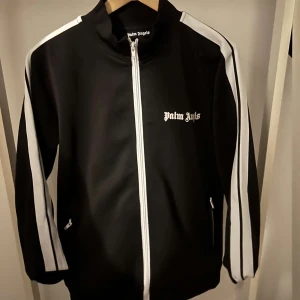 Svart track jacket från Palm Angels - Palm angels tröja köpt från plick för 2600. Vet om de är äkta men ägaren sa de kom pm för mer information eller bilder 