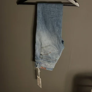 Dondup George - Snygga Dondup George i storlek 29. Nästintill helt nya och prislapp medföljer vid köp. Dm vid mer info!