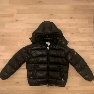 Moncler maya - En helt ny Moncler jacka som jag fick som present av min vän men den passar ej tyvärr och gillar inte den heller eftersom det är inte liksom min stil så jag vill gärna få bort den så snabbt så möjligt. Accepterar vilken som helst prisförslag det är bara att skicka eftersom jag ogillar denna jackan så mycket. Vet ej heller hur mycket den går för men den är size M.