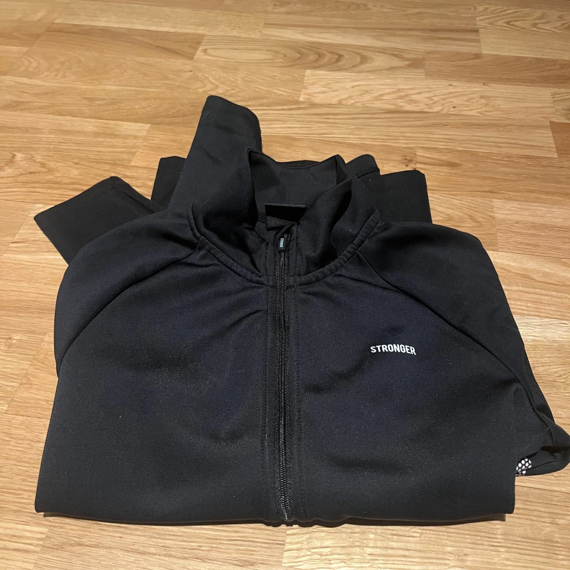Svart träningsjacka från Stronger