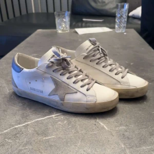  Golden Goose skor  - Golden goose skor andvända 2 gånger, Iprincip helt nya köpt från merchsweden (kvitto och allt OG finns) storlek 39 men passar 40! Priset går att diskuteras vid snabb affär mvh Elliot 😊