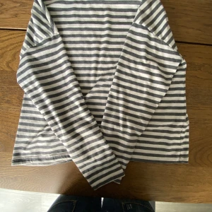 Randig långärmad tröja 😛 - Säljer en randig tröja ifrån dazy 🤩🤩 Den är väldigt mjuk och skön i tyget samtidigt som den är tunn 💓 En liten sminkfläck som ni ser på sista bilden dock, borde försvinna i tvätten 🙃 Kontakta för mer info! 🤍🩶