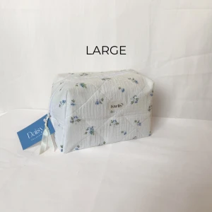Necessär - 🤍 Handgjord necessär ur kollektionen ”Daisy”   🤍 Färg-Blommig (vitt innertyg)  🤍Vissa avvikelser på måtten kan påkomma pga att den är handgjord.  (Psst.. Skickar alltid med en liten mini gift i paketet💌 OBS gäller bara för de som betalar fullpris)