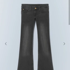 Weekday jeans - Säljer dessa supersnygga svarta jeansen ifrån weekday. De är aldrig använda bara testade o de var för små för mig. De är helt slutsålda på hemsidan eftersom de är väldigt populära❤️hör av er om ni har frågor eller ha privata bilder på jeansen!