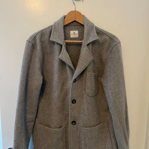 John Henric overshirt - Overshirt/kavaj av lite tjockare material. Perfekt till vår/höst. Mycket bra skick, knappt använd. Stl S.