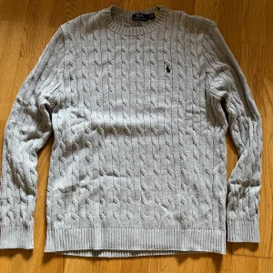 Polo stickad tröja - Oanvänd sticksd tröja från märket Polo Ralph Lauren i färgen grå. Storlek L 