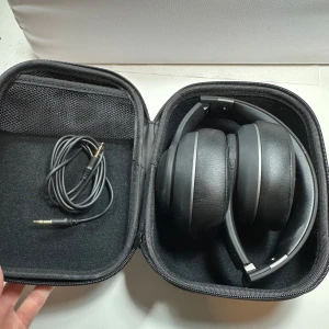 Argon audio Hörlurar  - Svarta hörlurar, i väldigt fint skick. 