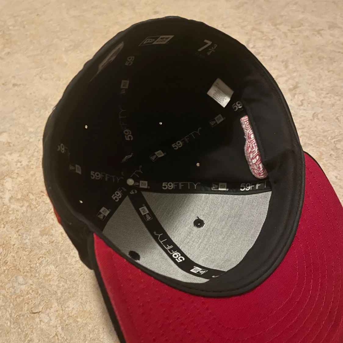 Svart/Röd keps från New Era - 1