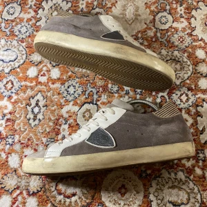 Philippe Model Sneakers  - Hej! Säljer nu mina skor från märket Philippe Model , storlek 42, bra skick. Givetvis äkta, Tveka inte på att höra av dig om du har frågor eller funderingar kring skorna!