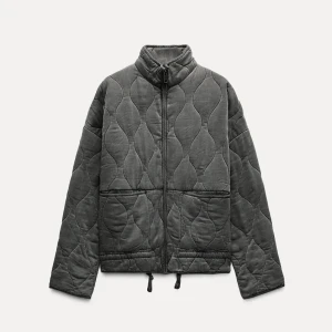 Grå Vaddad Zara jacka - Den snygga och trendiga vår Vaddad jackan från Zara. Har ej haft den så länge och har nya jackor:) ny pris: 859