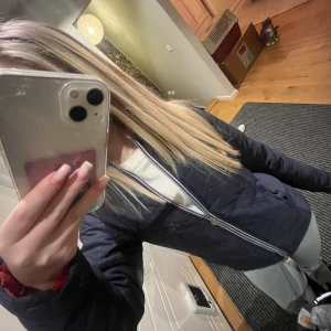 Mörkblå bomberjacka med dragkedja - Snygg svart bomberjacka med dragkedja framtill. Perfekt för en casual look och enkel att matcha med olika outfits. Jackan har en klassisk design med långa ärmar och en bekväm passform.