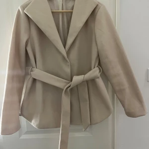 Beige kappa  - Beige kort kappa från shein, Aldrig använd. Den har inga fickor 