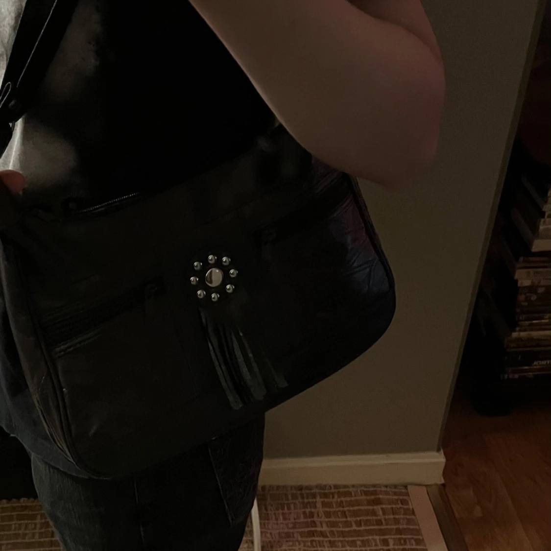 Svart axelväska med fransdetalj