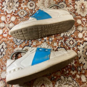 Valentino Open skor  - Hej! Säljer nu mina skor från märket Valentino , storlek 38, använt skick. Givetvis äkta, Tveka inte på att höra av dig om du har frågor eller funderingar kring skorna!