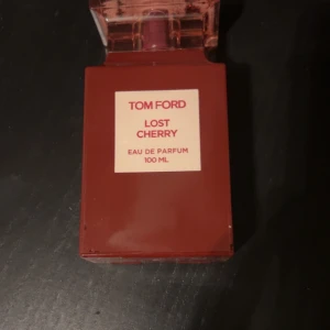 Tom For Lost Cherry Eau de Parfum 100 ml - Tom For Lost Cherry Eau de Parfum i en elegant röd flaska på 100 ml. Doften är känd för sina rika och sensuella noter av körsbär, mandel och tonkaböna. Perfekt för den som vill ha en djärv och förförisk doftupplevelse.
