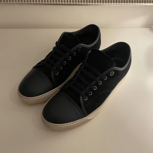 Lanvin sneakers - Ett bar marinblåa lanvin skor med matt cap toe. Dem är använda men har mycket kvar att ge! Storlek 43 men skulle säga att dem passar 44 också. Hör av dig för fler bilder:)