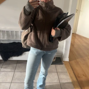 Brun teddyjacka - INTRESSEKOLL!! Brun teddyjacka i jättefint skick. Använd i 2 månader max!!! Gosig och skön och matchar till allt. Sitter som S/M. Jag har storlek S och är 170cm❤️❤️
