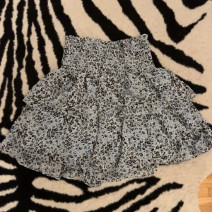 Leopardmönstrad ljusblå kjol från Chelsea🩵 - Säljer en söt leopardmönstrad kortkjol från Chelsea. Kjolen har volanger och en elastisk midja🩵