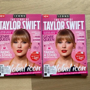 Taylor Swift bok - Säljer en Taylor Swift bok som är som ny. Lär dig om hennes musik, låtskrivande, aktivism och mer. Från country till pop, boken firar 10 år av 'Red' och utforskar hennes utveckling som global ikon. Originalpris 129 kr, nu 49 kr. Pris kan självfallet diskuteras:) 
