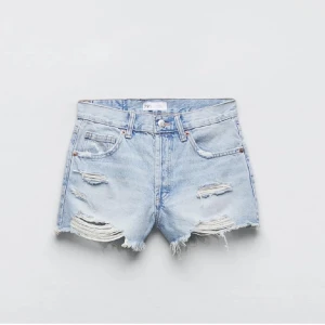 Ljusa jeansshorts från Zara  - Zara jeansshorts köpta på plick. De är inte så använda och inga tydliga tecken på andvändong. Tyvärr passar de inte och därför jag säljer! Hör av dig vid egna bilder eller funderingar💗