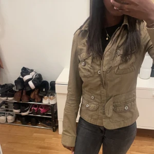 💕💕 Säljer min jötte fina jacka passar bra till våren och till sommaren 💖💖 - 💓💓Snygg olivgrön jacka perfekt inför våren och sommaren matchar till allt och så fin 💝💝Som inte finns kvar på hemsidan💕💕