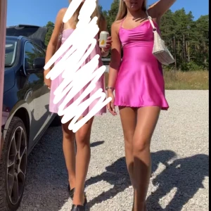 Rosa klänning  - Rosa silkesklänning, öppen rygg med snörning💓