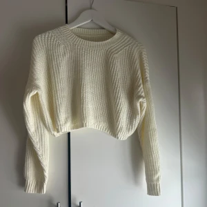 Vit stickad croppad tröja - Säljer en stilren vit stickad tröja med croppad passform. Storlek:L men liten i storleken så passar S-M🩷🫶🏼
